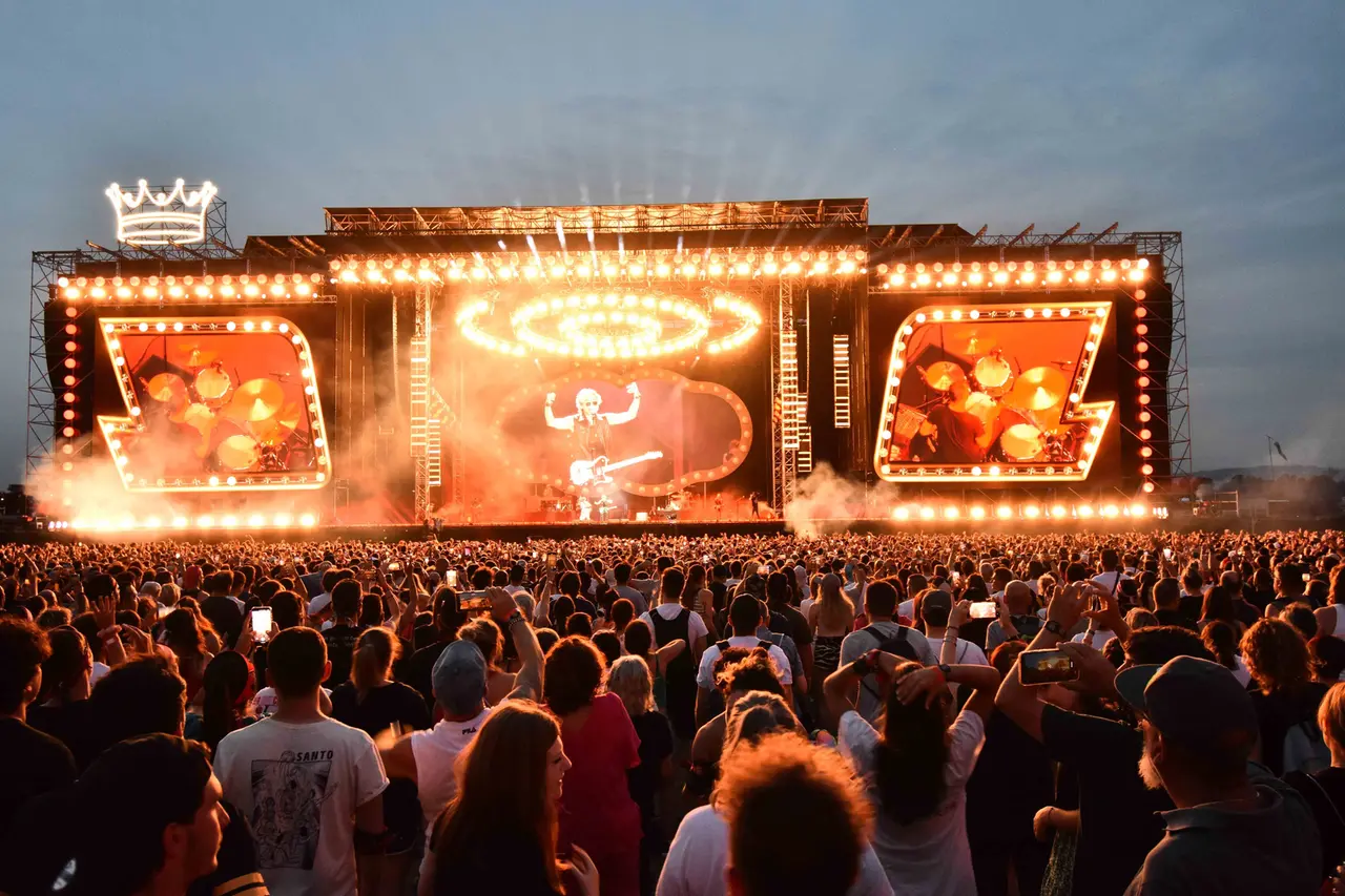 Folla immensa di fronte al palco del concerto di Ligabue a Campovolo