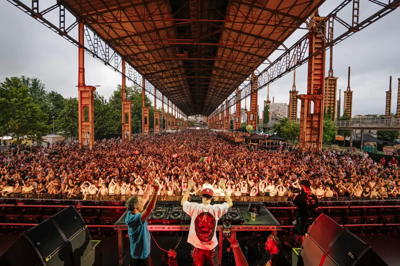 Pubblico del Kappa FuturFestival di Torino con palco e luci sullo sfondo