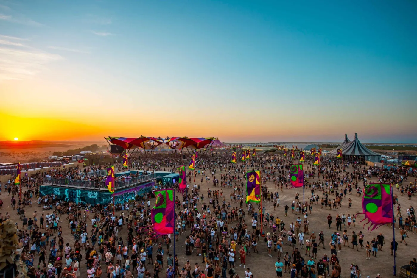 Monegros Desert Festival: folla in un ambiente desertico durante l'evento