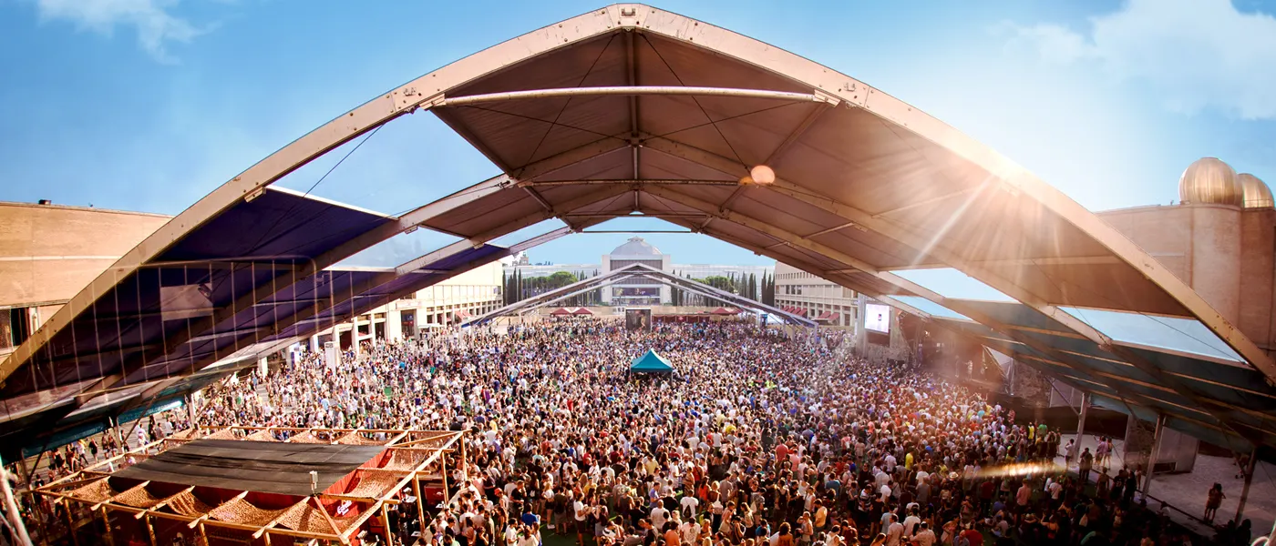 Sónar Festival Barcelona: pubblico numeroso durante una performance serale